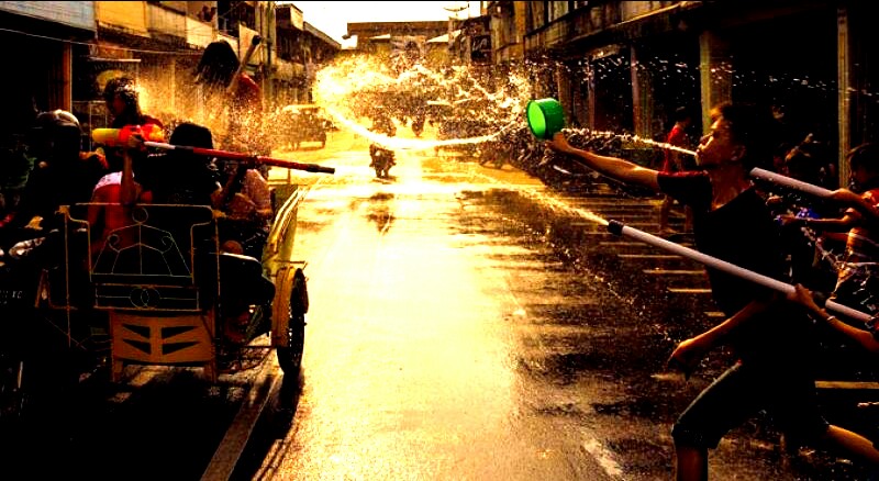 Salah satu tradisi unik saat merayakan Hari Raya Imlek yakni, perang lempar air, yang hanya dilakukan penduduk pesisir sebelah utara pulau Tebing Tinggi, Provinsi riau, atau daerah tetangga dari Kabupaten Karimun Provinsi Kepri. Tradisi ini selalu ditunggu wisatawan asal Tiongkok, Singapura, Malaysia, dan Hong Kong. Wisatawan sengaja datang hanya untuk menyaksikan tradisi yang digelar masyarakat etnis Tionghoa di Selatpanjang, salah satu daerah di Kabupaten Kepulauan Meranti, Provinsi Riau.