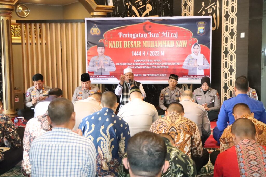 Pesan pembinaan ini disampaikannya saat peringatan Isra Miraj yang digelar Mapolres Karimun, di Masjid Baitu Adnin Polres Karimun, Selasa (28/2/2023). “Dalam kesempatan yang berbahagia ini, marilah kita gunakan untuk selalu melakukan introspeksi diri. Sejauh mana kita sebagai pengikut umat Nabi Muhammad SAW mewarisi dan memiliki nilai-nilai spiritual yang terkandung dalam peristiwa Isra dan Miraj.” “Baik dalam tugas-tugas kita sebagai keluarga besar anggota Polri, maupun dalam kehidupan sehari-hari ditengah-tengah masyarakat,” ujarnya