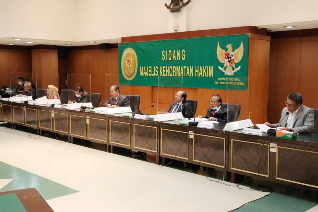 Dalam pembelaannya, MY mengakui memang bertemu dengan pelapor sebelum persidangan kasus perceraian pelapor secara tidak sengaja. Sebenarnya, MY sempat menolak menjadi anggota majelis hakim kasus terlapor. Namun, karena permintaan Ketua PA, MY kemudian menyetujui. Dalam sidang, MY juga mengakui mengajak pelapor menikah secara siri dan memiliki seorang anak dari hasil hubungan tersebut. Setelah itu, MY memberitahukan kepada istri pertamanya bahwa MY telah menikah kedua kalinya, sekaligus meminta izin. Setelah mendapat izin dari istri pertama, baru MY mengurus perizinan poligami ke kantor dinas dengan alasan istri pertama sakit dan menikah secara resmi. Menurut pengakuan pelapor, setelah satu hari dinikahi secara resmi, MY menghilang tanpa kabar dan tidak memenuhi janjinya sebelum menikah. Kemudian pelapor melaporkan perbuatan MY kepada KY pada 2021. Dalam persidangan tersebut juga hadir istri pertama MY dan keponakan MY yang tinggal bersama MY dan istri pertama MY sebagai saksi.