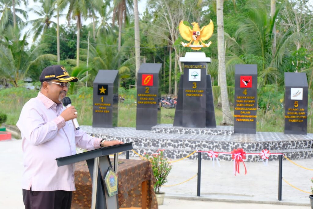 Bupati Rafiq juga mengapresiasi hadirnya Tugu Kampung Pancasila di Desa Lubuk Kecamatan Kundur, Kabupaten Karimun, Kepri tersebut. "Tentunya kami sangat mendukung dan mengapresiasi berdirinya tugu pancasila di Desa Lubuk, hadirnya tugu ini pastinya menjadi ikon baru bagi desa," kata Bupati. Peresmian ditandai dengan penandatanganan prasasti revitalisasi dan pemotongan pita Tugu Pancasila Desa Lubuk Kampung Pancasila