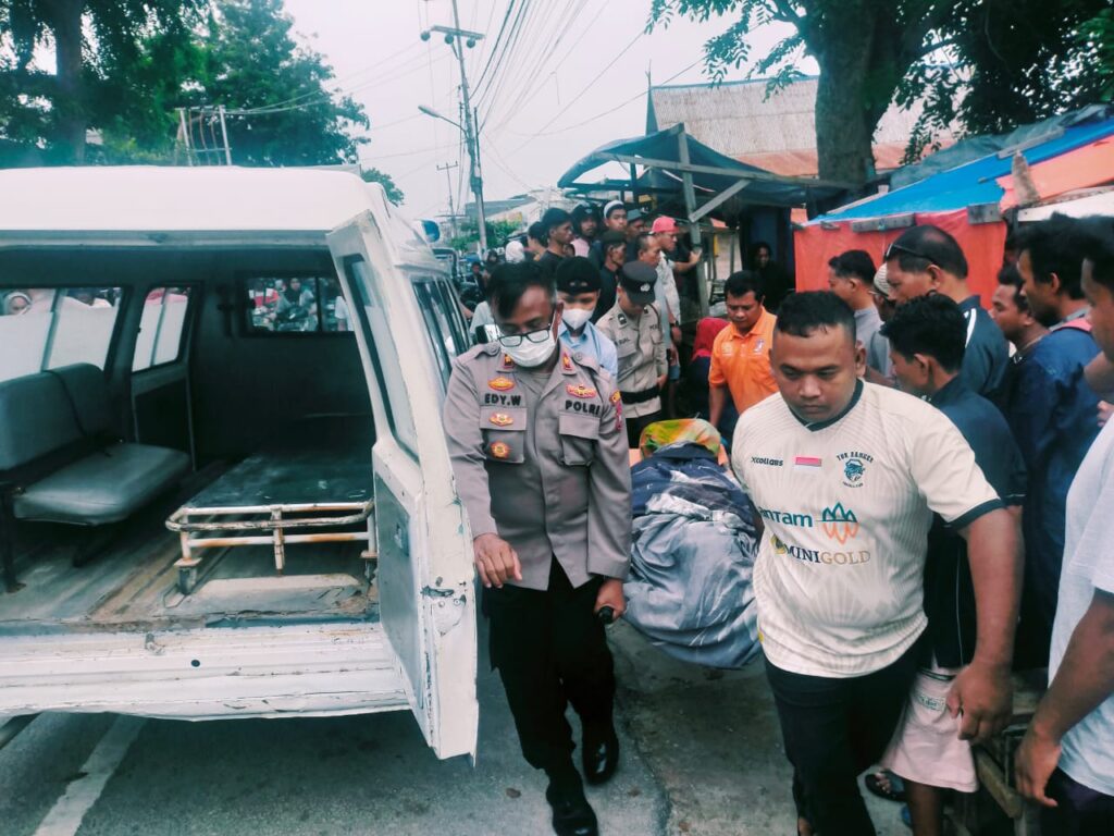 Mayat lelaki yang ditemukan warga yang sedang bersantai di Pintu Air Sei Lakam itu bernama Saharuddin Ritongga (75). Korban diketahui sebagai Warga Kampung Harapan Kelurahan Harjosari Kecamatan Tebing. Kapolsek Balai Kompol Edy Wiyanto menjelaskan, korban yang dikenal dengan sapaan Opung itu ditemukan meninggal dunia oleh seorang warga, Nila Wati (38). Nila Wati yang sebelumnya sudah mengenal Opung mencoba memanggil-manggil korban yang sedang duduk diatas meja kayu (TKP), namun korban bergeming.