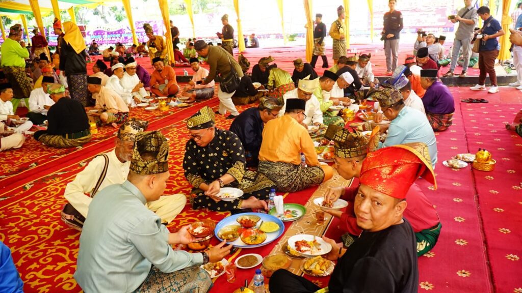 Kenduri Kampoeng Sehidang Talam ini merupakan wujud rasa syukur kepada Allah SWT karena sudah didekatkan dengan Bulan Penuh Berkah, atau Bulan Suci Ramadan. Kenduri Kampoeng juga sebagai bentuk pengingat terhadap keberadaan orangtua yang sudah meninggalkan dunia fan aini dengan panjatan doa bersama kepada Allah SWT. Kenduri Kampoeng Sehidang Talam ini dihadiri para petinggi daerah, seperti Bupati Karimun Aunur Rafiq, Wakil Bupati Karimun Anwar Hasyim, Kepala Forum Komunikasi Pimpinan Daerah (FKPD) dan pejabat di lingkungan Pemkab Karimun.