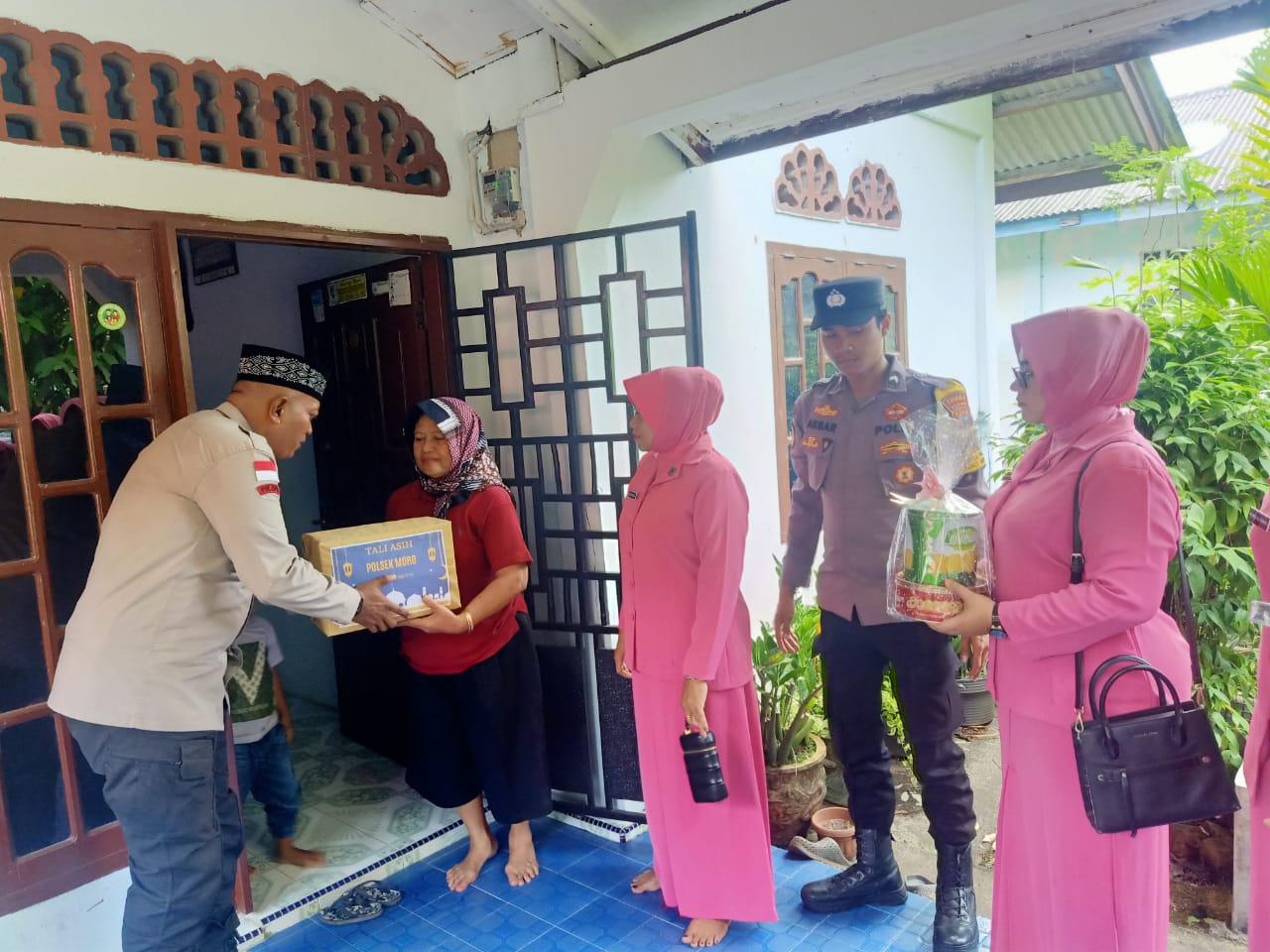 Bhayangkari Ranting Polsek Moro Sambung Tali Asih ke Istri Mantan Anggota Polri