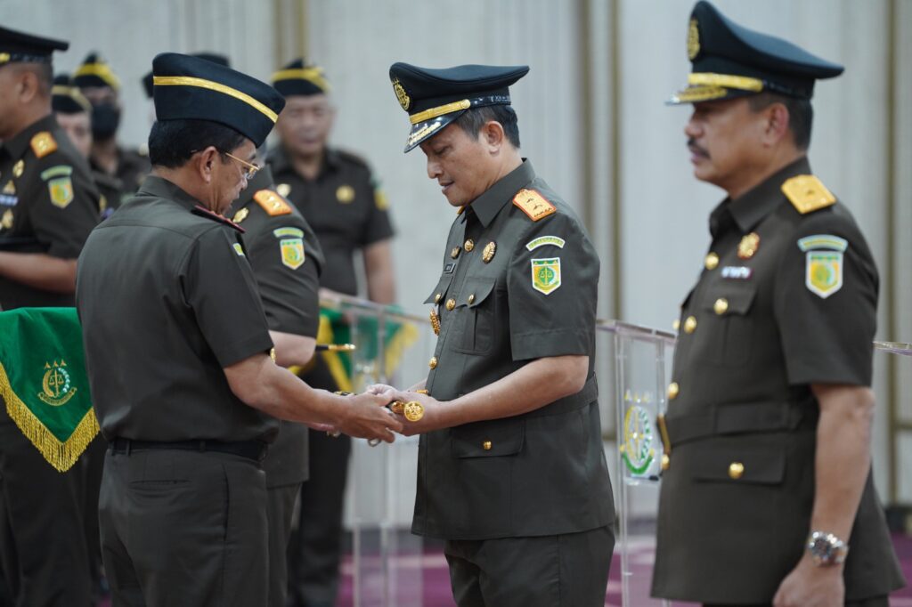 Sementara Gerry Yasid yang saat ini memasuki masa pension digadang-gadang sedang mempersiapkan diri dalam pencaloannya sebagai Calon Anggota Dewan Perwakilan Daerah (DPD) RI untuk Pemilu 2024 mendatang. Hadir di acara pelantikan tersebut di antaranya Ketua Komisi Kejaksaan RI, Wakil Jaksa Agung, para Jaksa Agung Muda, Kepala Badan Pendidikan dan Pelatihan Kejaksaan RI, para Staf Ahli Jaksa Agung, Ketua Umum Ikatan Adhyaksa Dharmakarini Pusat dan Daerah beserta anggota, Para Pejabat Eselon II, III, dan IV di lingkungan Kejaksaan Agung. Selain Rudi Margono, Jaksa Agung Burhanuddin juga melantik Ade Tajudin Sutiawarman selaku Kepala Kejaksaan Tinggi Jawa Barat, R Narendra Jatna selaku Kepala Kejaksaan Tinggi Bali, Akmal Abbas selaku Direktur Pelanggaran Hak Asasi Manusia Berat, Asnawi selaku Direktur Perdata dan Tiyas Widiarto selaku Kepala Biro Perencanaan.