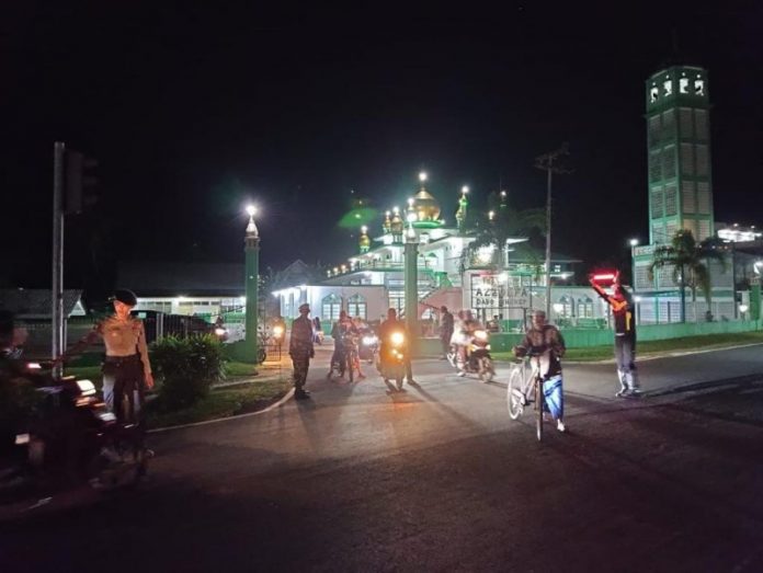 Nyamankan Umat Salat Tarawih, Polres Lingga Terjunkan Puluhan Personelnya
