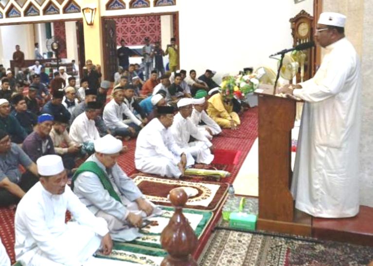 Bupati dan Wakil Bupati Laksanakan Tarawih Perdana di Masjid Agung Karimun