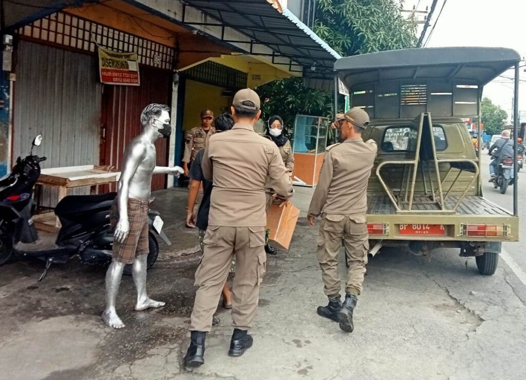 Keberadaan Manusia Silver menjadi perhatian masyarakat. Manusia Silver dianggap sebagai bagian dari pengemis, sehingga Patroli Penertiban Anak Jalanan Gelandangan dan Pengemis pun dilakukan. Atas perintah Kepala Satuan Polisi Pamong Praja (Satpol PP) Karimun, regu patroli mengamankn dua orang Manusia Silver di Lampu Merah Sei Lakam. Selanjutnya kedua orang tersebt dibawa ke Kantor Satpol PP untuk didata diberi pengarahan dan pembinaan oleh Satpol-pp dan serta Dinas Sosial. “Diamankan atas dasar laporan masyarakat yang menganggap mengganggu kenyamanan masyarakat berkendara,” ujar Plt Kasi Ketentraman dan Ketertiban Masyarakat Satpol PP Karimun, Rabu (1/3/2023).