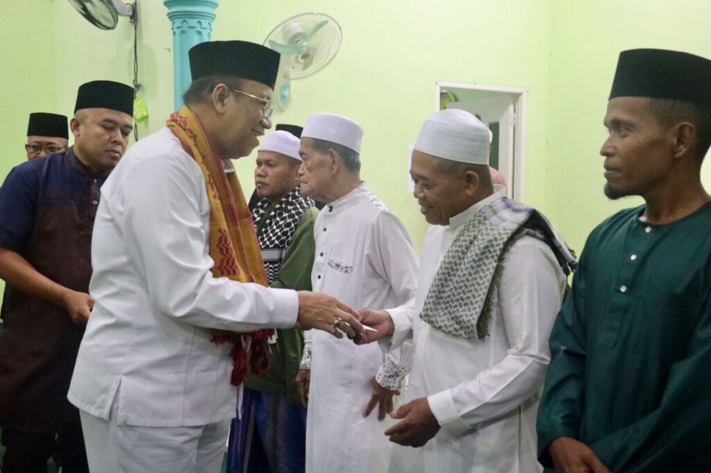 Wabup Karimun juga berpesan agar masyarakat dapat meningkatkan kualitas ibadah di bulan Ramadhan ini, karena masih diberikan kesempatan umur. "Kesempatan ini saya mengajak agar kita bersyukur karena masih diberi waktu untuk bisa bersama-sama ramadhan pada tahun ini," ungkapnya "Maka harus kita tingkatkan amal kita. Lebih baik dari tahun sebelumnya. Mari penuhi masjid, berpuasa, mengerjakan amal sunnah dan wajib, juga membaca Al-qur'an," lanjutnya