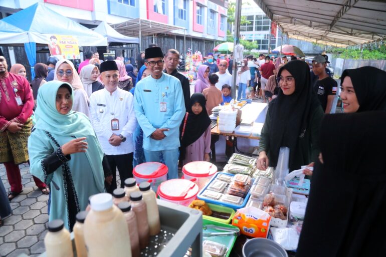 Ini untuk meningkatkan kapasitas dan membuka peluang meningkatkan kepercayaan diri dalam menjalankan usahanya. “Saya berpesan untuk pelaku UKM dan IKM tetap jaga kesehatan, jagalah kehigienisan segala sesuatu yang dijual dan tetap jaga kebersihan di Bazar Ramadan ini,” saat sambutan pembukaan Bazar Ramadan 1444 H/2023 M di Batu 9, Bintan Center Kota Tanjung Pinang