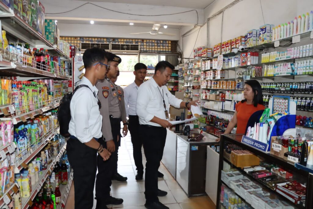 Yang menjadi sasaran pengecekan di antaranya, Mega Mart Jalan Ahmad Yani Kelurahan Baran I, Naga Mas Mart, Toko Asiong, Meta Mart Jalan Ahmad Yani Kelurahan Baran II Kecamatan Meral. “Dari hasil pengecekan, tidak ditemukan makanan dan minuman yang kadaluarsa,” kata Ryky melalui Kanit Idik IV Tipidter Iptu Junaidi. Kegiatan pengecekan tersebut, kata Kapolres, untuk menciptakan situasi kamtibmas yang kondusif di Kabupaten Karimun menjelang hari raya Idulfitri 2023.