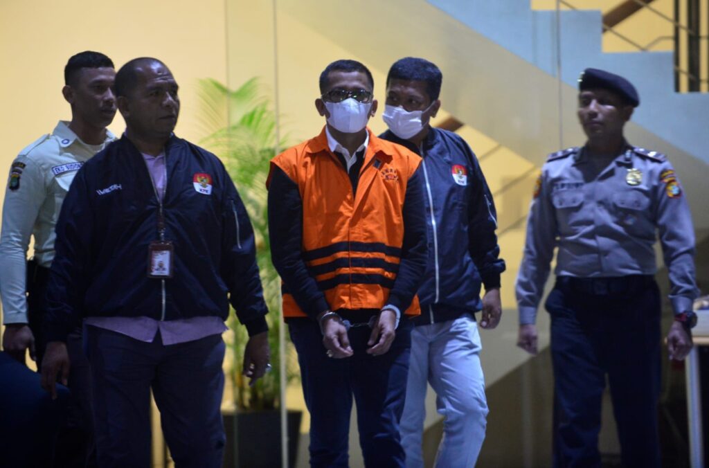 Lanjut Firli, saat ini tim KPK masih bekerja. Pihaknya terus mengumpulkan bahan keterangan dari beberapa pihak. Setelahnya pasti disampaikan lengkap hasil kegiatan tersebut sebagai bagian keterbukaan informasi KPK kepada masyarakat. “Karena baru pertama tangkap tangan, sejak Januari sampai dengan 31 Maret 2023 tidak ada OTT, ini sesuatu yang memang mengejutkan," ujarnya.
