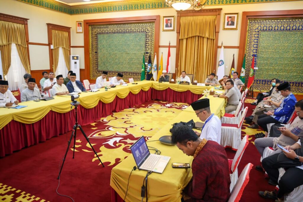 Gubernur Kepri Ansar Ahmad mulai menggelar rapat-rapat. Setelah rapat pada 28 Maret 2023 lalu, rapat GTRA Summit Tahun 2023 kembali digelar di Gedung Daerah Tanjung Pinang, Senin (3/4/2023). Rapat dihadiri oleh Kakanwil BPN Provinsi Kepri Nurhadi Putra beserta jajarannya, para Kepala OPD Pemprov Kepri, serta Bupati Karimun Aunur Rafiq dan Sekda Kabupaten Karimun yang juga hadir secara daring. Rapat lanjutan kali ini membahas berbagai usulan rencana kunjungan Presiden RI dalam rangka GTRA Summit di Kabupaten Karimun yang akan di paparkan pada Kick Off Meeting bersama Kementerian ATR/BPN dan Sekretariat Presiden di Jakarta, 12 April 2023 mendatang.