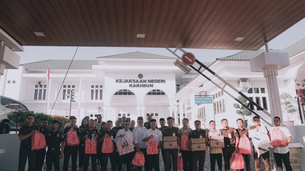 Dengan program ‘Ambil Secukupnya, Sumbang Semampunya’ bertujuan untukj lebih mendekatkan diri Kejari Karimun lagi kepada masyarakat di sekitarnya. “Jadi mulai Senin (besok) sampai Jumat (akhir pekan nanti), program itu kita jalankan lagi,” ujar Kajari Firdaus melalui Kasi Intelijen Kejari Karimun Rezi Darmawan. Teknis pelaksanaannya, kata Rezi, masyarakat yang membutuhkan bisa mengambil paket yang tempatnya sudah disediakan pihak Kejari Karimun di depan halaman kantor tersebut.