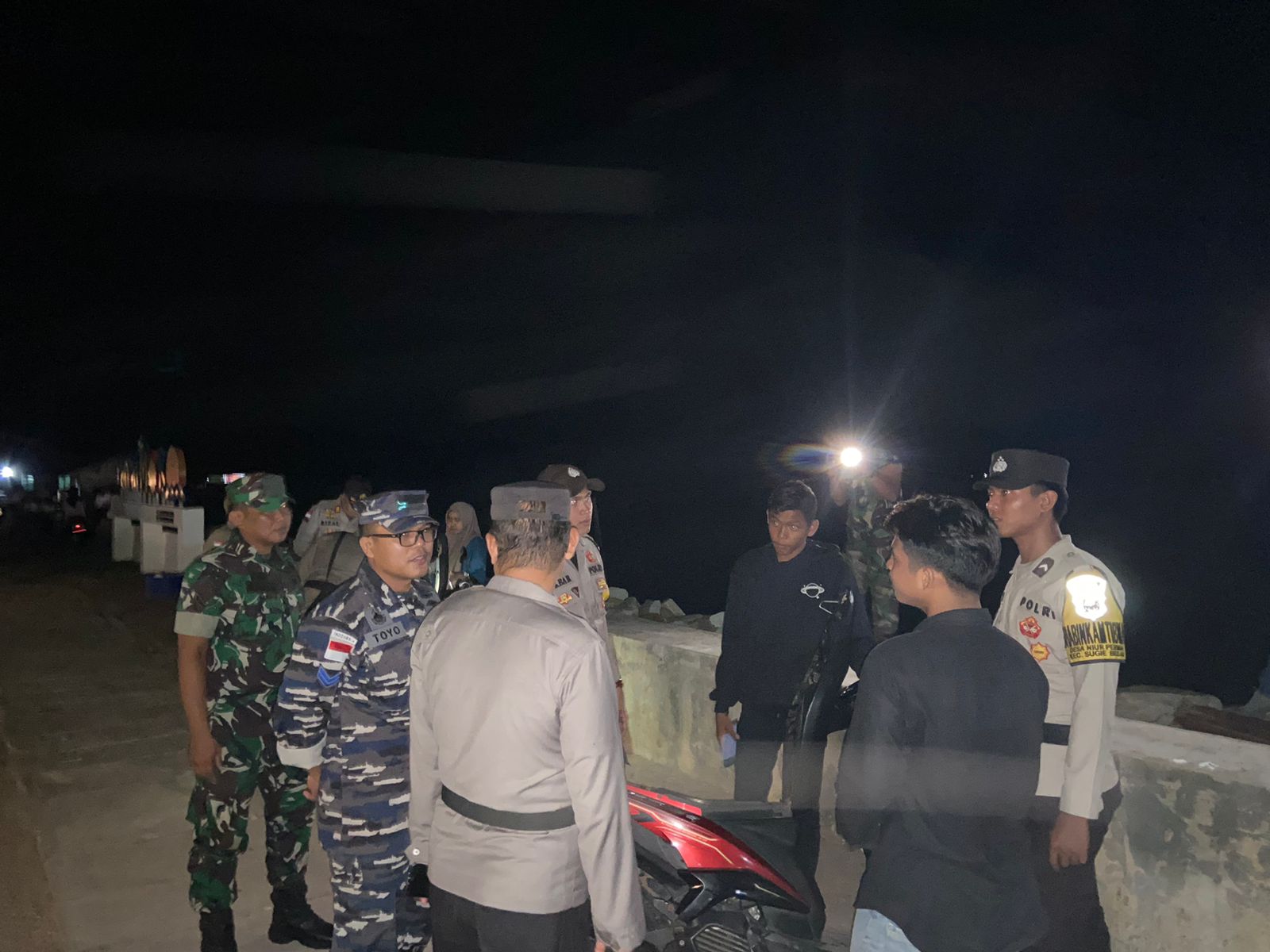 Sinergitas selalu dibangun antara personel TNI dan Polri di wilayah hukum Polsek Moro Polres Karimun Polda Kepri. Ini terlihat dari kekompakan kedua institusi tersebut dalam rangka menjaga keamanan dan ketertiban masyarakat (Kamtibmas) dilaksanakan dengan cara berpatroli bersama antara personel TNI-Polri di wilayah itu.