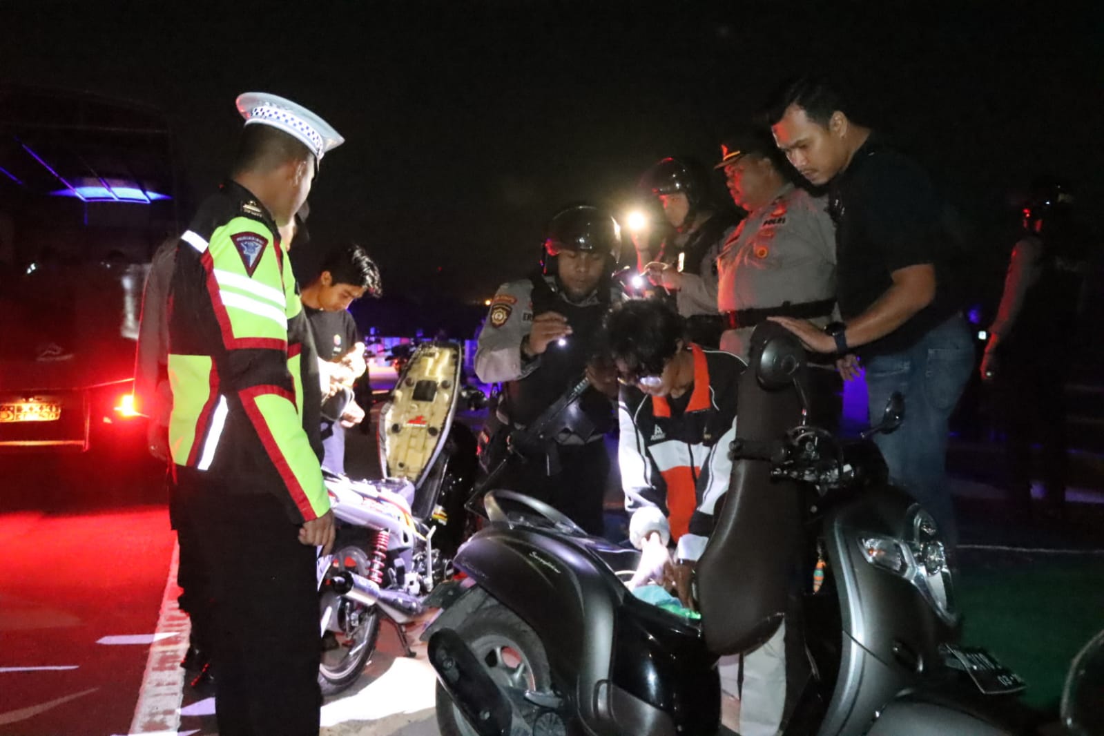 Kegiatan cipta kondisi (cipkon) gabungan yang melibatkan 63 personel Polres Karimun yang terdiri dari personel staf Polres Karimun dan jajaran Polsek. Kegiatan cipta kondisi ini dilaksanakan untuk menciptakan siskamtibmas yang aman dan kondusif di daerah berjuluk Karimun Bumi Berazam. Selain daripada itu juga menindaklanjuti program Polri pada saat Kapolres melaksanakan Jumat Curhat ada aspirasi masyarakat tentang kenakalan remaja dan balap liar oleh karena itu Kapolres Karimun memerintahkan jajaran untuk rutin melaksanakan patroli baik di Polres maupun Polsek jajaran. Adapun jalur patroli yang dilaksanakan antara lain Jalan protokol Kecamatan Meral, Simpang Mutiara Kec. Meral, Perumahan Payalabu Kec. Meral, Jalan PT. Oil tanking Kec Meral Barat, Jalan protokol Kec. Meral Barat, Simpang RSUD HM Sani Karimun, Sepanjang Jalan Raja Oesman Kec. Karimun, Coastal Area Kec. Karimun dan Jembatan kuning Coastal Area serta tempat-tempat yang dianggap rawan. Pada saat personel melaksanakan patroli selalu menghimbau kepada masyarakat terutama yang sedang kumpul-kumpul di area jalan supaya tidak melaksanakan balap liar karena selain membahayakan diri sendiri juga membahayakan pengguna jalan lainnya.