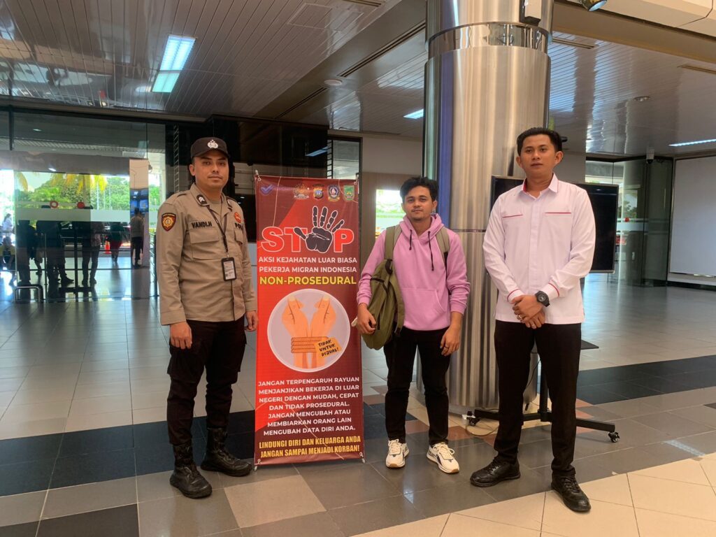 Salah satunya dengan pemasangan spanduk imbauan di beberapa titik strategis di wilayah Kota Batam, seperti di bandara, pelabuhan dan tempat keramaian lainnya. Kabidhumas Polda Kepri Kombes Pol Jansen Avitus Panjaitan mengatakan, imbauan tersebut dilakukan dalam rangka mencegah terjadinya pengiriman PMI secara non-prosedural atau ilegal keluar negeri. “Selain itu, himbauan tersebut juga sekaligus menjelaskan bahaya bagi orang yang turut serta memberangkatkan PMI keluar negeri dengan cara Non Prosedural,” ujar Jansen.