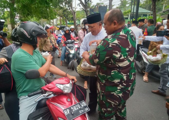 Jelang Berbuka Puasa, Wawako Tanjungpinang dan Danrem 033/WP Berbagi Takjil