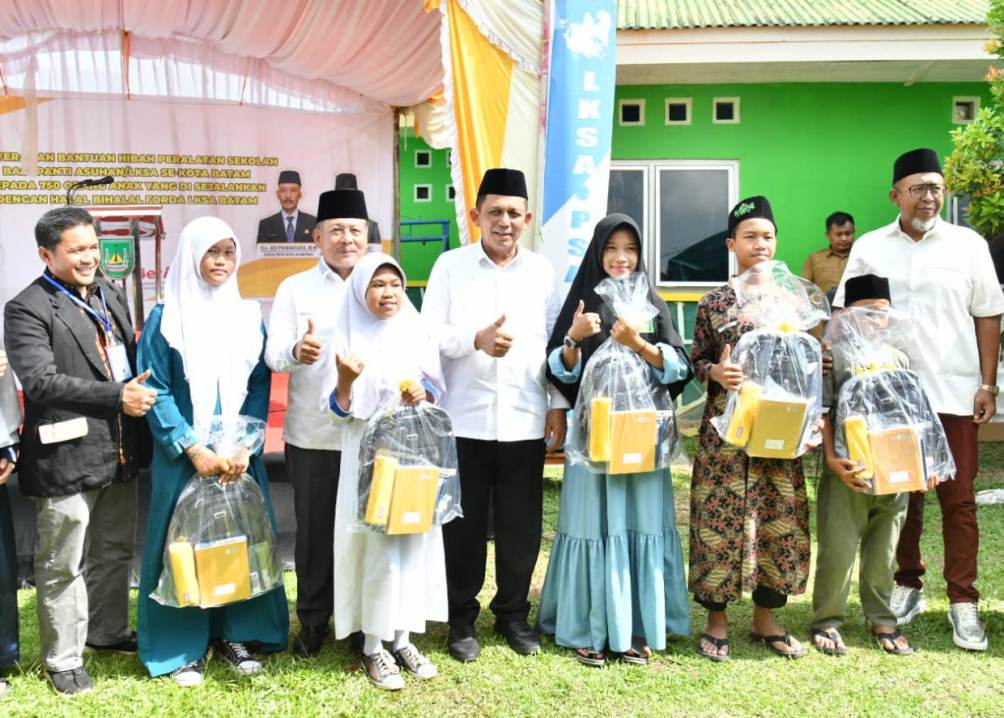 Gubernur Ansar Serahkan Bansos Rp1,8 Miliar bagi 750 Anak Panti Asuhan se-Kota Batam
