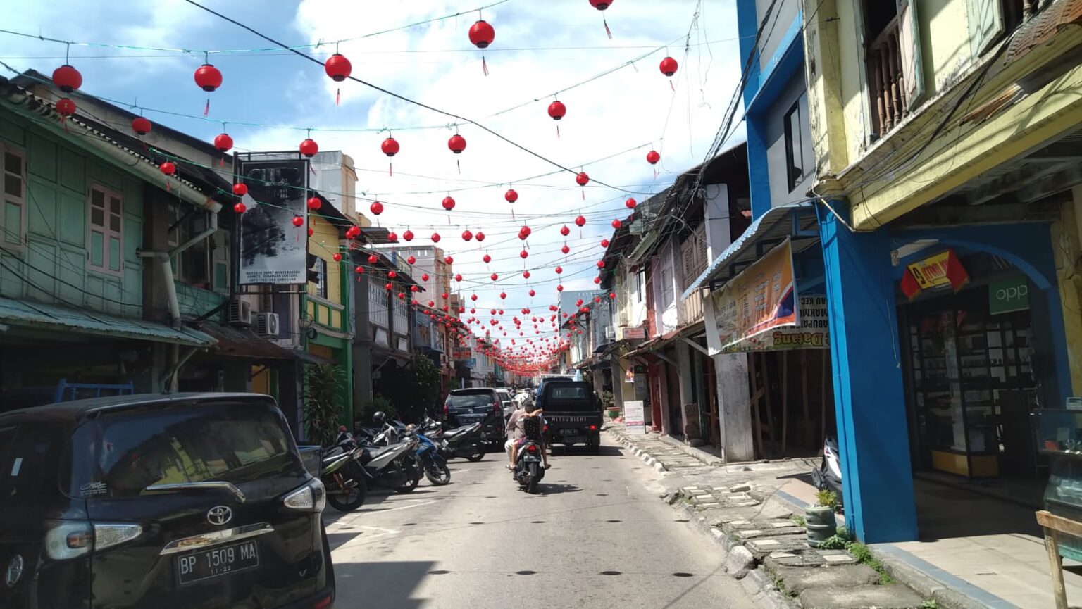 Dikutip dari BPS Kabupaten Karimun, wilayah Kecamatan Meral meliputi lima kelurahan sebagai berikut; Kelurahan Meral Kota, Kelurahan Sungai Pasir, Kelurahan Baran Barat, Kelurahan Baran Timur, Kelurahan Sungai Raya, dan Kelurahan Parit Benut. Luas Kecamatan Meral mencapai 23,50 kilometer persegi dengan Kelurahan Meral Kota yang memiliki wilayah terluas, yaitu 34,89 persen atau 8,20 kilometer persegi. Pada tingkat pemerintahan yang lebih kecil, Kecamatan Meral pada tahun 2020 terdiri dari 30 Rukun Warga (RW) dan 119 Rukun Tetangga