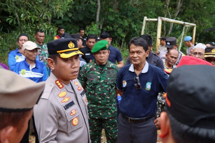 Tak sekedar memberikan imbauan, Kapolres juga turun langsung meninjau hutan lindung dalam rangka pencegahan Karhutla. Khususnya meninjau Hutan Lindung di Kelurahan Tanjungpinang Timur, Kecamatan Bukit Bestari, Kota Tanjung Pinang, Jumat (12/5/2023). Saat peninjauan, Ompusunggu yang didampingi PJU Polresta Tanjungpinang dan FKPD Kota Tanjung Pinang juga melakukan dialog bersama forum RT dan RW di Kecamatan Bukit Bestari. Dialog tentang titik-titik rawan terjadinya Karhutla. “Peninjauan ini kita lakukan sebagai langkah antisipasi. Ada beberapa lokasi strategis untuk penanganan apabila terjadinya kebakaran hutan lindung. Dan langkah-langkah pencegahan yang perlu diambil oleh pemerintah setempat dan instansi terkait lainnya,” katanya