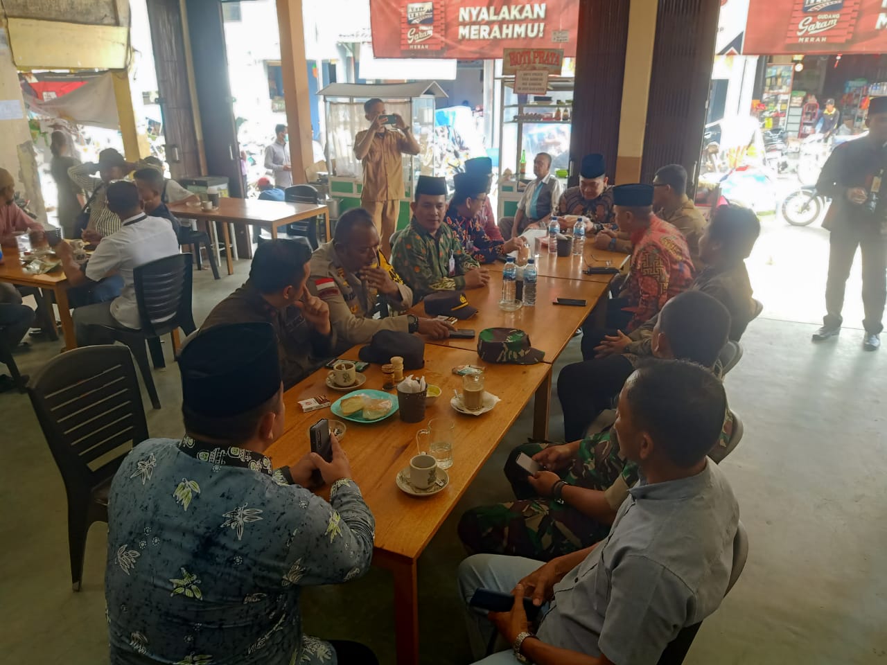 Tak Punya Damkar, TNI-Polri di Kecamatan Moro Tanggulangi Kebakaran Hutan dan Lahan dengan Alat Seadanya