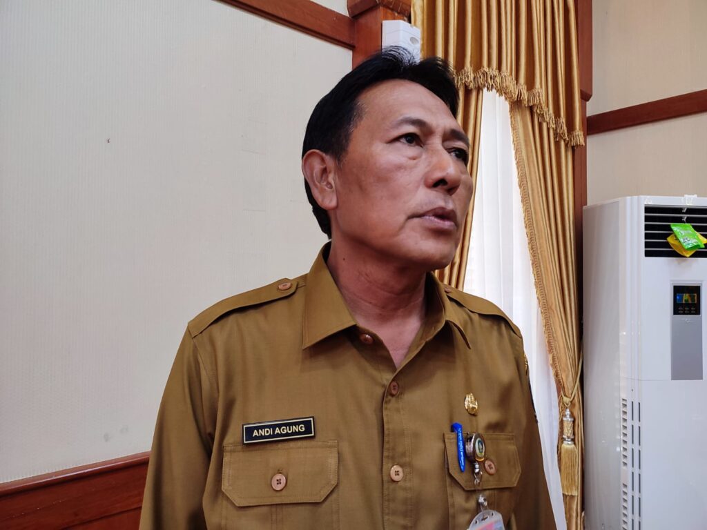 Kepala Dinas Pendidikan Kepri Andi Agung mengatakan bantuan pendidikan ini diberikan khusus kepada siswa yang kurang mampu, tapi tidak termasuk penerima manfaat Kartu Indonesia Pintar (KIP). “Tahun ini ada 5.000 lebih penerima, penyalurannya kita serahkan ke sekolah, penerima KIP tidak menerima bantuan SPP,” kata Andi Agung seperti lendoot kutip dari sijoritoday, Kamis (11/5/2023). Andi mengatakan, selain SPP gratis, Pemprov Kepri juga memberikan subsidi transportasi laut dan darat kepada siswa. “Keseluruhan mulai dari transportasi laut, darat dan bantuan SPP sekitar Rp15 miliar,” tuturnya