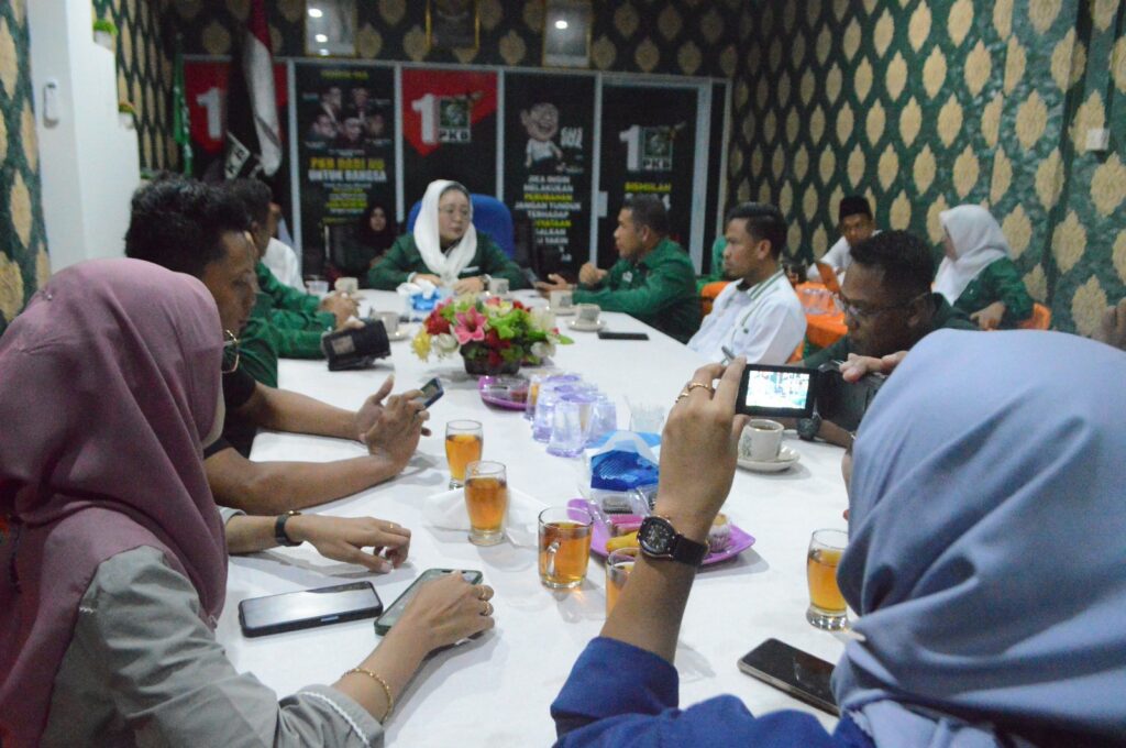 Instruksinya adalah secara serentak seluruh Indonesia, PKB akan mendatangi kantor Komisi Pemilihan Umum (KPU) pada, Sabtu (13/5/2023) sekira pukul 14.00 WIB. Ini disampaikan Ketua DPC PKB Kabupaten Karimun, Nyimas Novi Ujiani, setelah mendapatkan instruksi dari DPP PKB, pagi tadi. “Kami siap mendaftarkan pada Sabtu (13/5/2023) besok, dengan mengikuti instruksi DPP. Bersama PKB seluruh Indonesia kami serentak mendaftar ke KPU di wilayah masing-masing,” kata Nyimas Novi Ujiani, Kamis (11/5/2023). Kedatangan rombongan DPC PKB Kabupaten Karimun ke KPU Karimun, direncanakan memboyong semua 30 orang bacaleg DPRD Kabuapten. Dengan jumlah massa yang akan diikutkan sebanyak 200 sampai 300 orang.