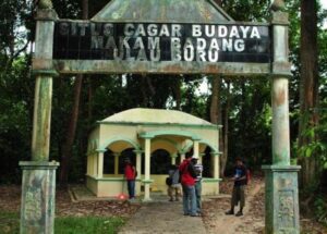 Makam Badang yang terletak di salah satu hutan di Desa Kandis Kecamatan Buru Kabupaten Karimun itu banyak menarik kunjungan wisatawan. Ada yang sebatas ingin tahu, ada yang ingin mempelajari sejarah, tapi ada juga yang menjadikan makam ini sebagai tempat ritual kepercayaan. Sebelum membahas Makam Badang, perlu diketahui sejarah tentang Badang itu sendiri. Dari beberapa sumber, Badang disebut-sebut sebagai Pahlawan Kepulauan Riau yang memiliki Kekuatan atas kesaktiannya. Semasa hidupnya, Badang dipercaya mampu menumpas perompak laut yang mengacaukan daerah kekuasaan Kerajaan Riau-Lingga Hingga saat ini Badang merupakan pahlawan yang sangat berjasa atas Kerajaan Riau-Lingga.