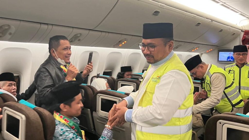 Kondisi di Arab Saudi, lanjut Menag, berbeda dengan di Indonesia. Di sana, cuacanya jauh lebih panas, sehingga seluruh jemaah harus dapat menyesuaikan diri. Pemerintah telah menyiapkan para petugas untuk memberikan layanan kesehatan bagi jemaah. "Jangan sungkan untuk bertanya atau berkonsultasi jika ada keluhan terkait kesehatan. Telah disiapkan juga para petugas yang akan memberikan pelayanan, pelindungan, dan pembinaan kepada jemaah," pesan Menag. Tahun ini, jemaah haji lanjut usia (lansia) jumlahnya lebih banyak dari sebelumnya. Kemenag berkomitmen untuk memberikan layanan terbaik bagi seluruh jemaah, termasuk para lanjut usia. Menag minta para petugas lebih ramah dan peduli kepada jemaah lansia. Seluruh jemaah haji juga diajak untuk bersama memberikan kepedulian kepada para lansia yang ada dalam rombongannya.