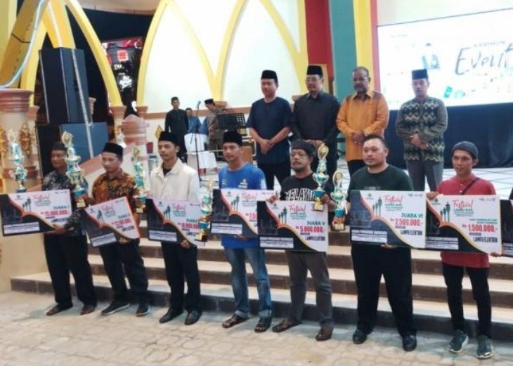 Juara I kategori lampu colok diraih Perekad 8’8 yang terletak di Jalan Sawang KM 8 Kelurahan Tanjung Batu, dan berhak memperoleh Hadiah sebesar Rp 20 juta plus piala. Untukj juara I Kategori Elektrik atau lampu hias diraih Pemuda Dabit Lubuk yang terletak di Dusun 3 Dabit Desa Lubuk, dan berhak memperoleh Hadiah sebesar Rp 15 juta plus piala. Dalam sambutannya, Aunur Rafiq mengucapkan selamat kepada para pemenang, Dia berharap kegiatan yang dilaksanakan dalam rangka memeriakan bulan romadahan dan idul fitri ini dapat terus dilakukan. “Saya ucapkan selamat kepada para pemenang, dan yang belum berhasil jangan berkecil hati, insya allah tahun depan kita selenggarakan kembali.”