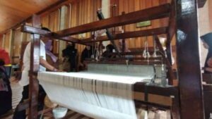 Kain tradisional ini merupakan akulturasi antara Budaya Melayu dan Budaya Bugis yang ketika itu sebagai pemegang kekuasaan tertinggi di Negeri Bunda Tanah Melayu. Kain tenun juga telah mendapatkan pengakuan hak kekayaan intelektual atau haki pada tahun 2010 sebagai milik Kabupaten Lingga. Kegiatan keterampilan menenun bagi tenaga kerja mandiri masih berlaku di sebagian masyarakat Lingga. Khazanah warisan Budaya Lingga ini masih terlestarikan.