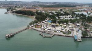 Sebagai Kawasan Perdagangan Bebas dan Pelabuhan Bebas, Batam lebih dikenal masyarakat umum sebagai Kota Industri. Hanya saja, anggapan ini tidak sepenuhnya benar, sebab Batam merupakan pulau dengan sejuta peluang, Jadi, ada sektor pariwisata juga menjadi unggulan daerah ini. Batam dapat menjadi salah satu tujuan wisata, baik wisatawan domestik maupun mancanegara. Dengan memanfaatkan berbagai kemudahan dan fasilitas yang ada di Kota Batam, wisatawan dapat menikmati berbagai destinasi wisata di Batam dengan mudah. Sebagai daerah kepulauan, Batam tentunya memiliki berbagai keindahan alam yang dapat dinikmati oleh siapapun yang berkunjung ke Batam. Keindahan resort, laut, pantai, hingga lapangan golf dapat dinikmati saat berada di Batam.
