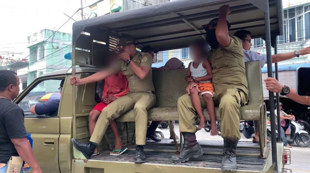 Kondisi ini membuat sejumlah masyarakat resah. Selain ada yang resah, sebagian masyarakat lainnya ada yang memakluminya. Yang merasa resah berkata,”kenyamanan kami jadi terganggu kalau sampai harus ketuk-ketuk kaca mobil saat meminta-minta.” “Ini juga potret buruk pembangunan daerah kita. Malu kalau saya bawa kawan dari luar Karimun melihat kota kecil begini, banyak anak jadi pengemis begini,” ujar Ani seorang warga Karimun kepada Lendoot.com memberikan tanggapannya. Yang memaklumi berujar,”maklum sajalah. Kalau ada rezeki ya kita bagi. Kalau tidak, ya sudah biarkan saja. Tak perlu sibuk lah.” “Mungkin saja kan orangtua anak-anak itu memang tak ada kerja, wajar mereka begitu untuk menyambung hidup,” ujar Rina seorang warga lainnya.