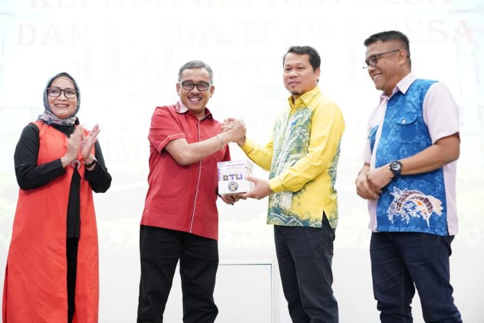 Hal ini dilakukan, tambahnya, untuk menstimulus aktivitas ekonomi, dari sektor potensial baik penanaman modal (investasi) maupun pariwisata. “Bapak ibu dapat melihat langsung, kami sedang membangun, seperti jalan dari bandara ke sini (lokasi acara),” katanya. Tak hanya di lokasi ini, pembangunan jalan protokol juga dilakukan di seluruh wilayah Batam. “Kalau jalan-jalan ini sudah siap, satu-satunya jalan lima lajur tingkat kota kabupaten di Indonesia yakni Batam,” ungkapnya disambut tepuk tangan yang hadir.