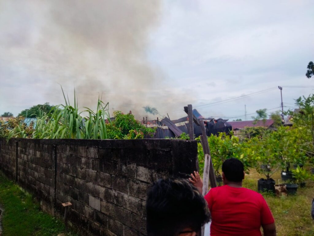Satu unit rumah warga di Gang Awang Noor ludes terbakar, Selasa (16/5/2023) sekira pukul 15.20 WIB. Menurut warga setempat, pemilik rumah disebut sebagai Kamto sedang tidak berada di rumah ketika peristiwa kebakaran itu terjadi. Rumah dinding yang berbahan papan itu langsung meludeskan seluruh bagian rumah lainnya, hanya dalam hitungan menit.
