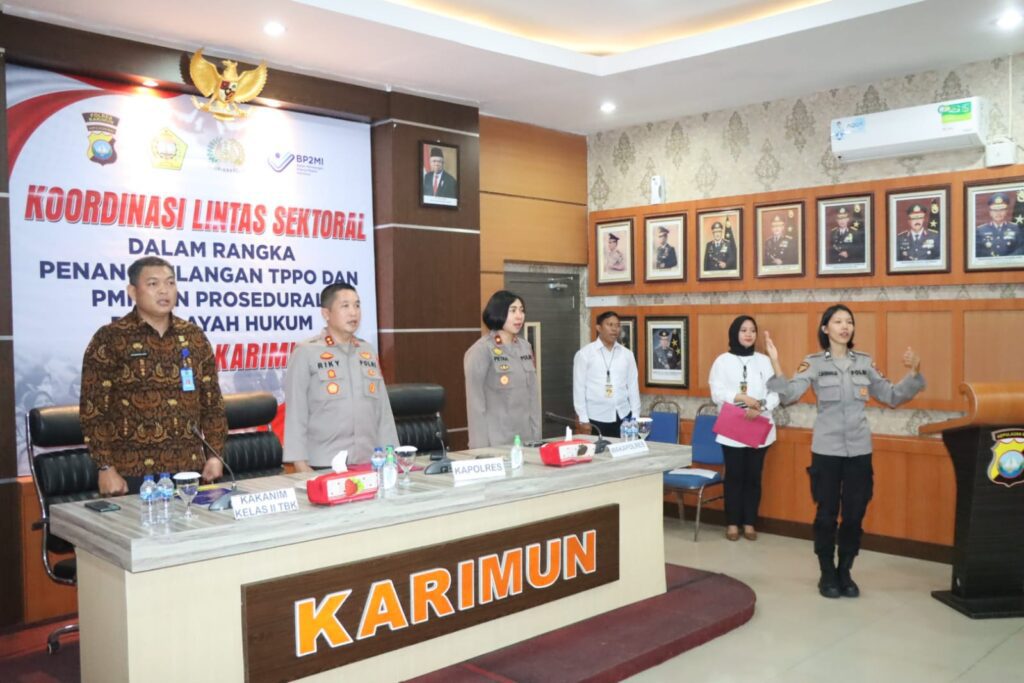 menyampaikan penekanan Kapolda Kepri terkait pencegahan dan penindakan terhadap Tindak Pidana Perdagangan Orang (TPPO) dan Pekerja Migran Indonesia (PMI) Ilegal. Ini diungkapkan Ryky saat menggelar rapat kordinasi (Rakor) lintas sektoral di Rupatama Polres Karimun, Kamis (11/5/2023). Ryky menyebut ada beberapa hal yang sudah disepakati Kapolda Kepri bersama instansi terkait sebelumnya yaitu penyamaan persepsi dalam TPPO dan PMI Ilegal, di antaranya; 1. Melakukan langkah-langkah preventif dengan memberikan himbauan, sosialisasi, penyuluhan baik melalui baleho, stiker di tempat-tempat strategis seperti pelabuhan. 2. Jangan ada aparat pemerintah atau instansi yang terlibat dalam aktivitas TPPO dan PMI non prosedural.