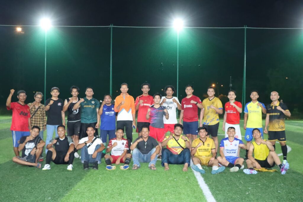 Kedua pihak menggelar pertandingan minisocer dengan mengusung satu tim personel Polres Karimun dengan pers yang ada di Kabupaten Karimun. Pertandingan digelar di lapangan Minisocer Coastal Area Karimun, Selasa (23/5/23) malam tadi. Kapolres Karimun AKBP Ryky Widya Muharam melalui Kasatreskrim IPTU Gidion Karo Sekalimengatakan pertandingan persahabatan ini untuk mempererat tali silaturahmi dengan awak media. “Dengan begini kan kita bisa saling kenal satu sama lain, untuk sama-sama memperlancar kerja ke depannya,” ujar Gidion kepada wartawan usai pertandingan. Seperti biasa permainan futsal yang berlangsung cepat dan menguras energi ini membuat para pemain kewalahan. Tim wartawan terlihat lebih dulu kehabisan tenaga mengingat usia lebih tua dibandingkan tim Polres Karimun yang rata-rata masih di bawah usia 30 tahun.