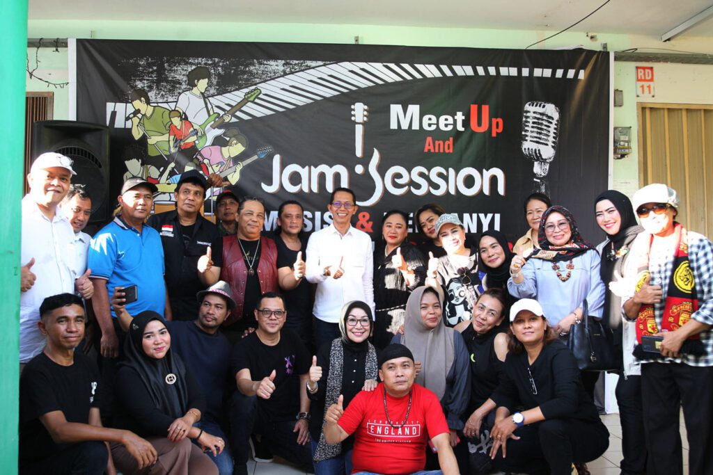Meet Up dan Jam Session All Genre musisi dan penyanyi di Cafe 9 Ruko Sukajadi, Senin (22/5/2023) malam tadi. “Laju pertumbuhan ekonomi dan tren wisatawan meningkat, juga pembenahan infrastruktur terus dilakukan. Mudah-mudahan menciptakan potensi baru bagi pekerja seni untuk berkiprah,” harap dia. Atas kondisi ini, Amsakar mengajak pekerja seni untuk turut andil mewujudkan kebersamaan dan kekompakan antar semua komunitas yang ada di Batam.