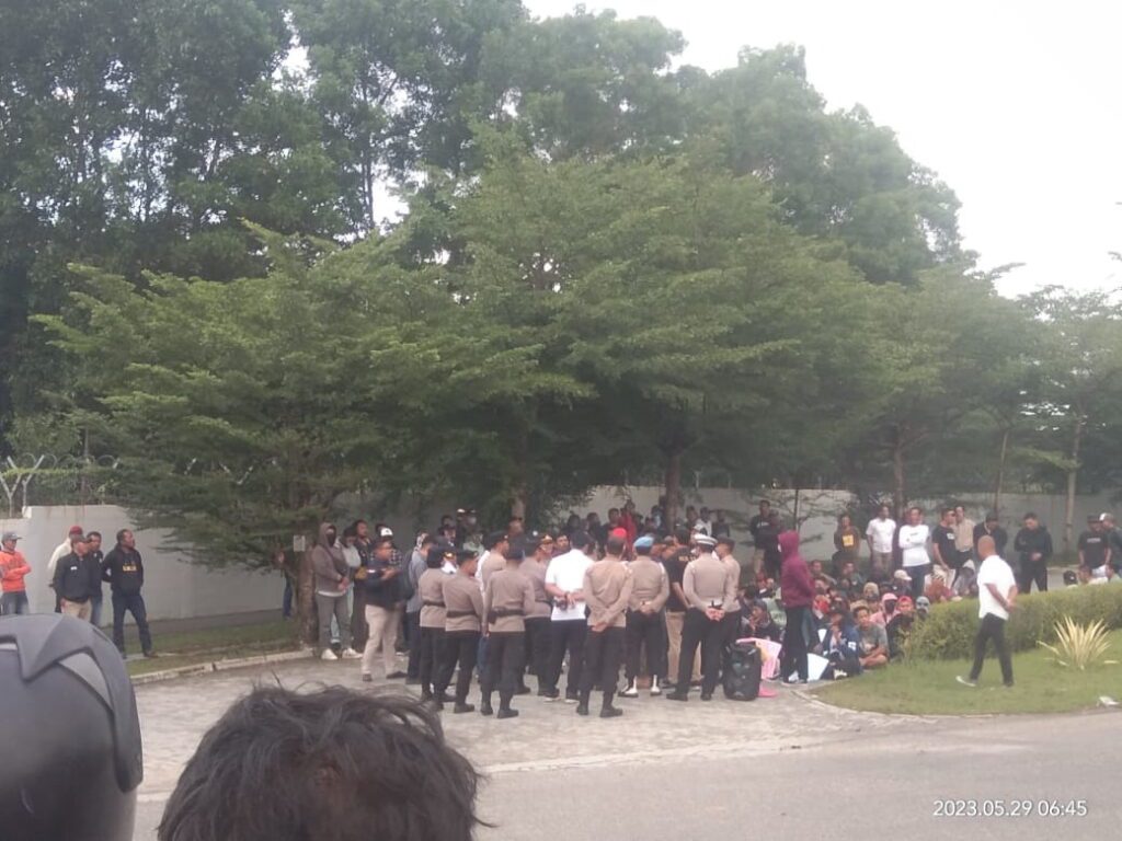 Hingga pukul 08.45 WIB, aksi warga demo PT Saipem tersebut tidak menimbulkan anarkis. Aksi demo ini juga dijaga aparat kepolisian setempat. Dari informasi yang dihimpun, polisi yang diterjunkan untuk mengamankan aksi demo tersebut ,mencapai ratusan personel dari Polres Karimun.