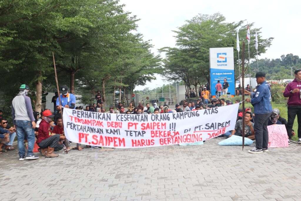 Tidak seperti aksi demo-demo lainnya, aksi demo tersebut tidak diisi dengan orasi dari perwakilan pendemo. Hanya bebera spanduk saja yang dibentangkan di lokasi pintu perusahaan yang akhirnya menutup akses jalan karyawan yang akan bekerja. Ini terlihat dari tulisan di spanduk yang isinya, ‘perhatikan kesehatan orang kampung atas terdampak debu PT. Saipem! Pertahankan kami tetap bekerja di PT. Saipem. PT. Saipem harus bertanggungjawab’. Di spanduk lain yang dibentangkan di sekitar pintu masuk perusahaan asal Italia tersebut juga terdapat spanduk bertuliskan "Berikan kami solusi, bukan polusi’.
