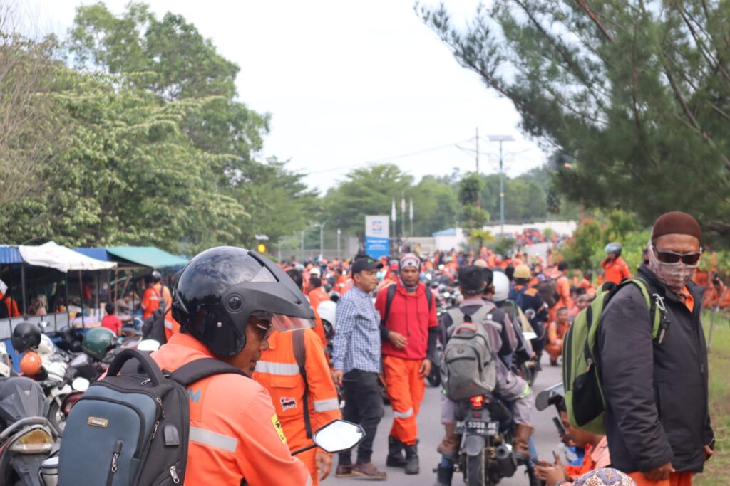 Dari pantauan lendoot.com di lapangan, aksi warga Desa Pange Barat yang duduk-duduk dan menutup pintu masuk atau gate 1 PT Saipem sejak pukul 07.00 WIB, membuat karyawan yang hendak masuk ke lokasi perusahaan tertahan. “Kami tak diizinkan masuk dan bekerja oleh para pendemo, bang,” ujar seorang pekerja yang enggan disebut nama. Ribuan karyawan PT Saipem yang tertahan itu memenuhi jalanan hingga menimbulkan macat sepanjang lebih 1 kilometer.