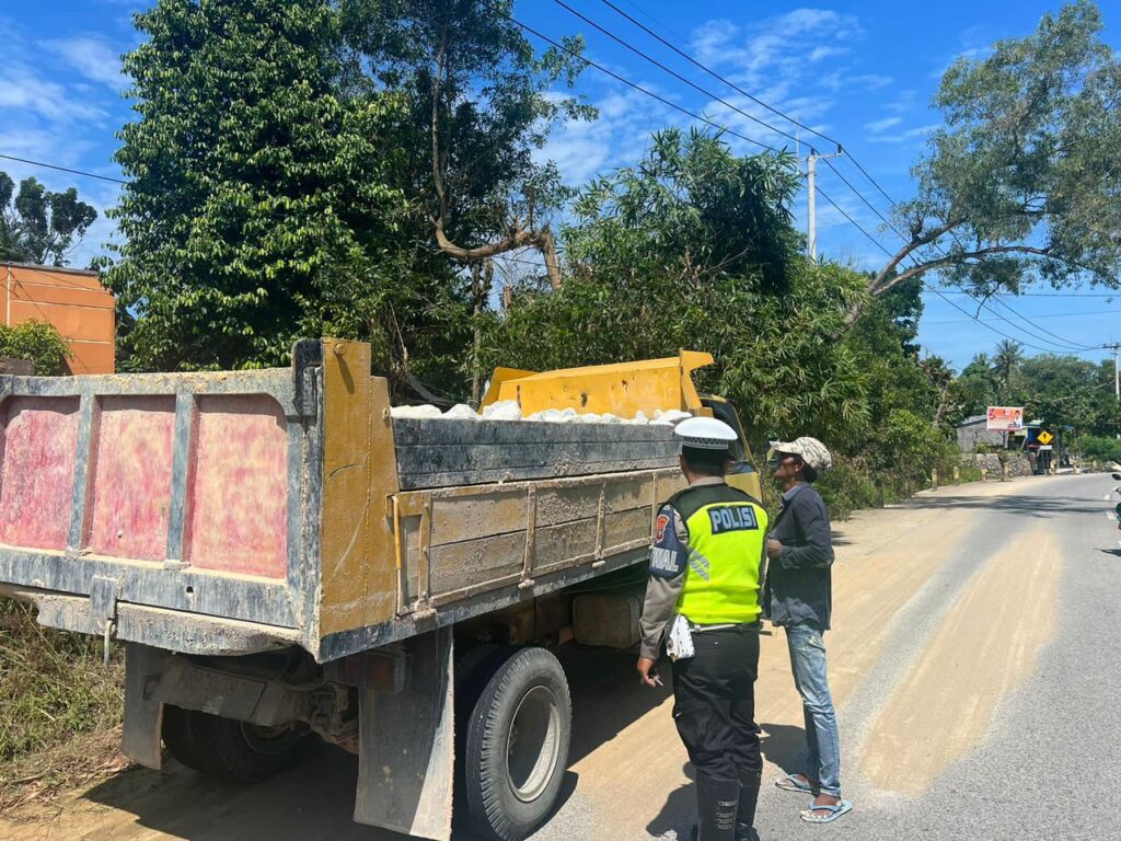 Melalui Satuan Lalu Lintasnya (Satlantas)-nya, Polres Karimun menertibkan tiga unit truk pengangkut pasir dan tanah yang kerap melintas di Jalan Poros Karimun, Kamis (25/05/2023). “Kalau tidak ada terpal penutupnya, pasir atau tanah yang dibawa mudah terbang tertiup angin. Angkutan ini sangat berbahaya dan menganggu kenyamanan dan keselamatan pengendara di belakangnya," kata Kasat Lantas Polres Karimun, IPTU Dristica Brian. Dristica mengatakan penertiban dilakukan juga terkait banyaknya keluhan masyarakat terkait hal ini. Dari tanah yang jatuh ke badan jalan membuat trek jalan pengendara menjadi licin dan berdebu.