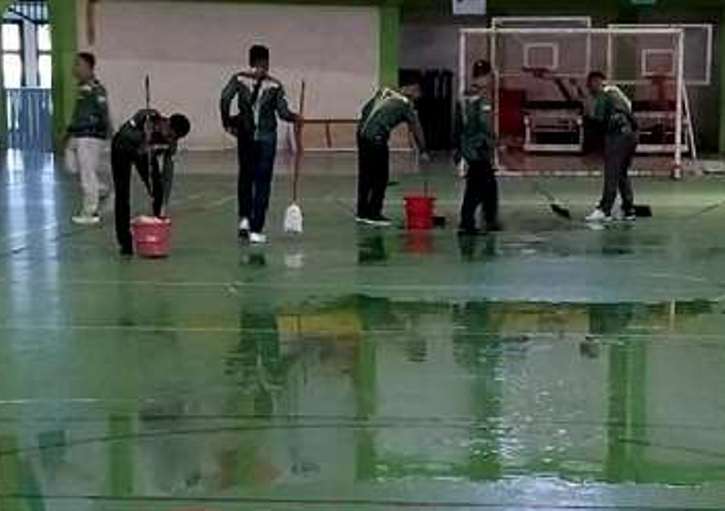 Air hujan yang membasahi sebelah lapangan yang akan digunakan untuk turnamen futsal tersebut menjadi berbahaya ketika turnamen berlangsung. “Tentu prihatin melihat genangan air yang ada di depan kita ini,” kata Sekda Karimun, Muhammad Firmansyah sambil tersenyum saat memberikan sambutan pembukaan turnamen tersebut. Firmansyah mengatakan, anggaran untuk menambal kebocoran itu sudah ada, “kalau tidak salah saya, untuk menambal atau merehab atap yang bocor ini sudah dimasukan ke AOBD 2023. Kenapa belum dilaksanakan, nanti saya akan tanyakan,” ujar Firmansyah