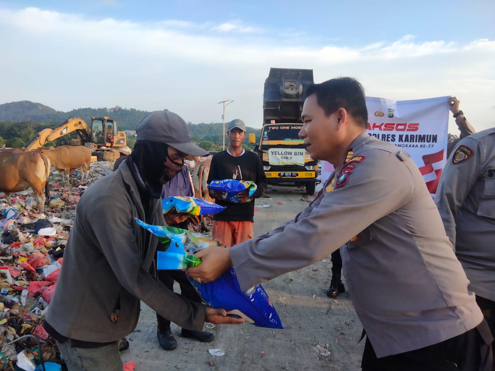 Pemulung di Sememal Ketakutan Didatangi Polisi, tapi Akhirnya Gembira usai Tahu Dapat Beras Sekarung