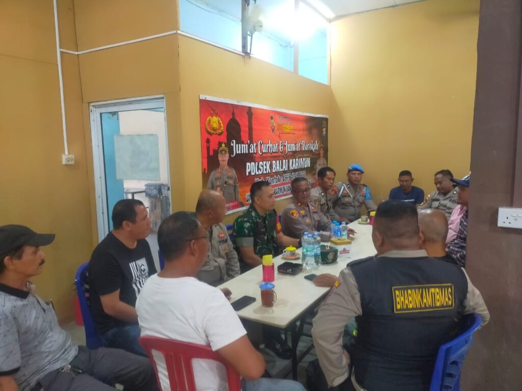 Saat gelaran program Jumat Curhat, Jumat (2/6/2023), Kapolsek Balai Karimun Kompol Edy Wiyanto menyampaikan larangan orangtua memberikan kendaraan sepeda motor kepada anak di bawah umur. “Saat ini sedang hangat dibicarakan di kalangan masyarakat adanya kecelakaan lalu lintas yang menewaskan kakak beradik meninggal dunia. Jadi, Kami pihak Kepolisian Polsek Balai Karimun meminta masyarakat agar tidak memberiokan sepeda motor ke anak di bawah umur,” ujar Edy Wiyanto.