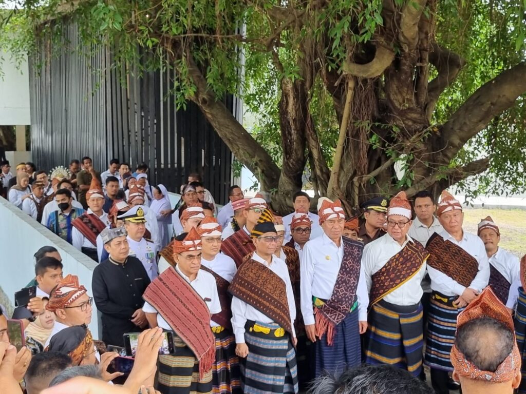 Sebelum tiba di lapangan upacara, rombongan menyempatkan waktu berhenti sesaat di bawah pohon sukun bersejarah tempat Bung Karno merenung dan menemukan inti dari nilai Pancasila. Hal ini sebagai napak tilas mengenang kedalaman penggalian nilai-nilai kehidupan bangsa yang kemudian disarikan Bung Karno ke dalam lima dasar Pancasila. “Pancasila digali dan lahir dari bumi Indonesia, mengandung nilai etis yang berakar pada pengalaman faktual dan pendalaman akar serta pengalaman religius. Maka saya tegaskan Pancasila bukan wacana belaka, melainkan realitas obyektif dengan legitimasi yang kuat baik secara filsafat, politis maupun historis,” ujar Mahfud.