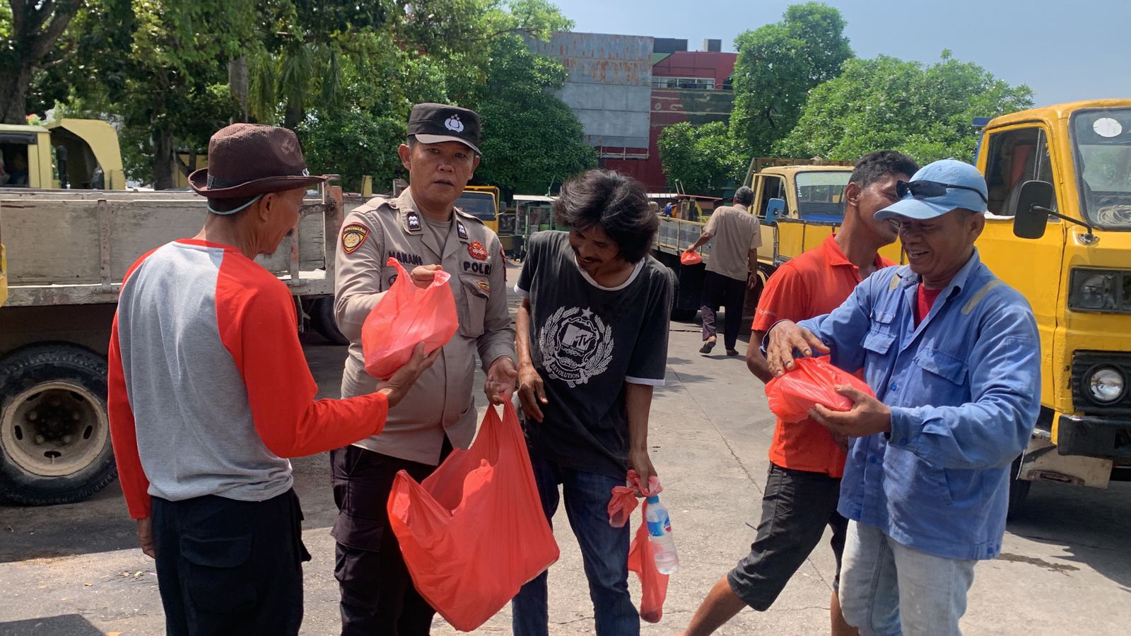 Kapolsek Balai Karimun dan Jajaran Bagikan Nasi Bungkus ke Warga Membutuhkan