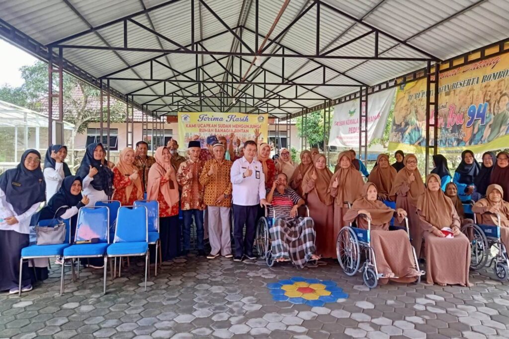 Program kegiatan Unit Promosi Kesehatan Rumah Sakit (PKRS) RSUD RAT ini sudah direncakan jauh-jauh hari dalam rangka memperingati hari Lansia Nasional 2023. RSUD RAT juga telah melakukan survey kebutuhan di Rumah Bahagia. Dari survey tersebut, selain melakukan edukasi kesehatan berupa pendampingan psikologi, juga memberikan bantuan-bantuan kesehatan yang diharapkan bisa memenuhi kebutuhan Lansia di Rumah Bahagia.
