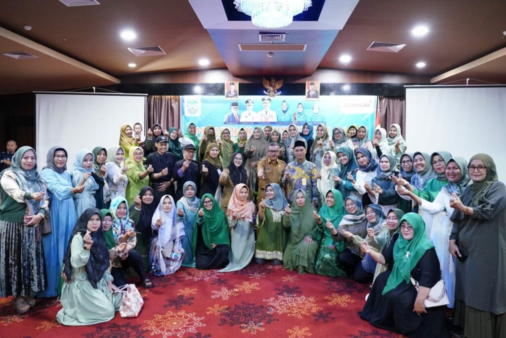 Sekretaris Daerah Kota (Sekdako) Batam Jefridin saat membuka Pelatihan Peningkatan dan Pengembangan SDM Perempuan di Davienna Hotel Nagoya Batam, Senin (5/6/2023). Menurut Jefridin, perempuan ini merupakan pendidikan awal bagi generasi bangsa. SDM perempuan yang berkualitas, lanjut Jefridin, akan menanamkan nilai-nilai luhur kepada anak sejak dini sehingga mampu melahirkan generasi bangsa yang berkualitas dan menjunjung tinggi etika moral. “Perempuan jangan lelah untuk terus belajar, menimba ilmu, agar kompeten dalam berbagai bidang,” katanya.