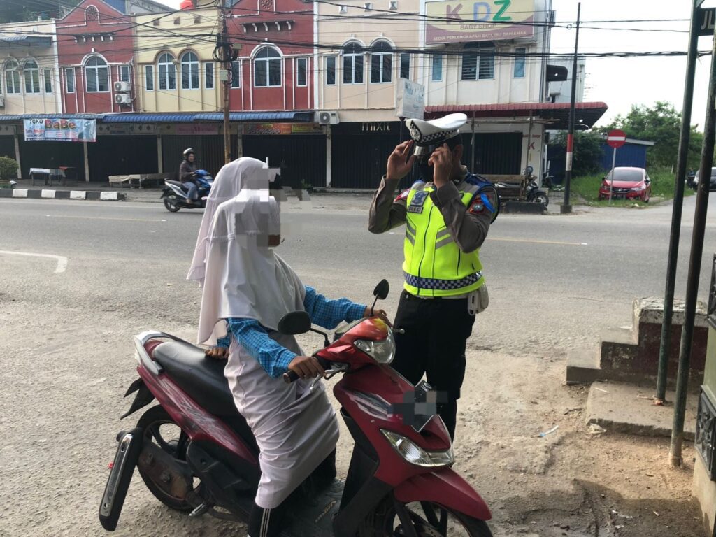 Ini dilakukan agar dapat menekan angka kasus kecelakaan di jalan raya. Imbauan kepada sekolah-sekolah terhadap penggunaan sepeda motor akan disejalankan juga dengan kebijakan Disdikbud Kabupaten Karimun yang melarang siswa membawa kendaraan ke sekolah. “Sosialisasi ataupun imbauan ini kita lakukan untuk menanamkan budaya tertib berlalu lintas sejak usia dini. Tujuannya sebagai upaya menekan angka kecelakaan lalu lintas pengendara di bawah umur,” ujar Kasat Lantas Polres Karimun, Iptu Dristica Brian Arya Leviantona kepada wartawan. Satlantas Polres Karimun juga akan menindak tegas berupa sanksi bagi pelajar yang masih nekat membawa motor ke sekolah. Adapun sanksi yang diberikan berupa teguran serta pemanggilan orang tua guna mengurus kendaraan saat diamankan petugas.